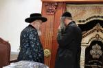 כ"ק אדמו"ר מקרעטשניף סיגוט שליט"א ביי תפלת שחרית אין בית שמש און ביי קביעת מזוזה אין שטוב פון א אייניקל 