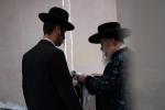 כ"ק אדמו"ר מקרעטשניף סיגוט שליט"א ביי תפלת שחרית אין בית שמש און ביי קביעת מזוזה אין שטוב פון א אייניקל 