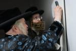 כ"ק אדמו"ר מקרעטשניף סיגוט שליט"א ביי תפלת שחרית אין בית שמש און ביי קביעת מזוזה אין שטוב פון א אייניקל 