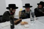 כ"ק אדמו"ר מקרעטשניף סיגוט שליט"א ביי תפלת שחרית אין בית שמש און ביי קביעת מזוזה אין שטוב פון א אייניקל 