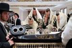 כ"ק אדמו"ר מקרעטשניף סיגוט שליט"א ביי תפלת שחרית אין בית שמש און ביי קביעת מזוזה אין שטוב פון א אייניקל 