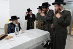 כ"ק אדמו"ר מקרעטשניף סיגוט שליט"א ביי תפלת שחרית אין בית שמש און ביי קביעת מזוזה אין שטוב פון א אייניקל 
