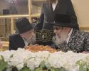 כ"ק אדמו"ר מסאטמאר שליט"א ביים שמחת סיום הש"ס דורך הר"ר יואל ברי"א וויינבערגער שליט"א - מנהל קביעות עתים ק"י, פארגעקומען אין די זאלן פון קרן ויואל משה