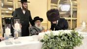 כ"ק אדמו"ר מסאטמאר שליט"א ביים שמחת סיום הש"ס דורך הר"ר יואל ברי"א וויינבערגער שליט"א - מנהל קביעות עתים ק"י, פארגעקומען אין די זאלן פון קרן ויואל משה