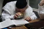 כ"ק אדמו"ר מפינסק קארלין שליט"א באזוכט ביי הגאון רבי דוב לאנדא שליט"א 