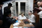 כ"ק אדמו"ר מפינסק קארלין שליט"א באזוכט ביי הגאון רבי דוב לאנדא שליט"א 