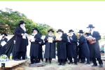 לאור קריאת בית דין הגדול שבירושלים, איז הגה"צ ראש ישיבת סאטמאר בני ברק שליט"א ארויס געפארן מיט א ציבור מבני קהילתו מוחה זיין כדת של תורה, ביי מקום חילול קברי קדמונינו אין שטאט יהוד.