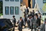 כ"ק אדמו"ר מסאטמאר שליט"א ביים מעמד יציקת הבורות ומסיבת לחיים אינעם מקוה פון ביהמ"ד סאטמאר אין לינדען