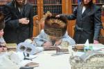 כ"ק אדמו"ר מסאטמאר שליט"א ביי כתיבת האותיות ביי ר' מענדל בער ב"ר אברהם ווידער הי"ו
