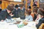 כ"ק אדמו"ר מסאטמאר שליט"א ביי כתיבת האותיות ביי ר' מענדל בער ב"ר אברהם ווידער הי"ו