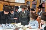 כ"ק אדמו"ר מסאטמאר שליט"א ביי כתיבת האותיות ביי ר' מענדל בער ב"ר אברהם ווידער הי"ו