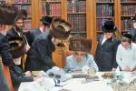 כ"ק אדמו"ר מסאטמאר שליט"א ביי כתיבת האותיות ביי ר' מענדל בער ב"ר אברהם ווידער הי"ו