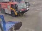 א ריזן בינען שטאק האלט אויף דאס הייבן פון א אינדיגא פליגער אין אינדיע 