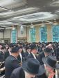 גרויסארטיגע עצרת אין לעיקוואד בראשות ראשי הישיבות דביהמ"ד גבוה ד'לעיקוואד אויפן באלדיגן באפרייאונג פון ר' בנימין קובאני
