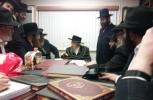 אסיפה מיט עסקנים אין שפיטעלער בביתו נאוה קודש פון כ"ק אדמו"ר מסאטמאר שליט"א