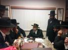 אסיפה מיט עסקנים אין שפיטעלער בביתו נאוה קודש פון כ"ק אדמו"ר מסאטמאר שליט"א