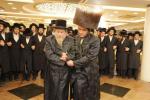 שמחת השבע ברכות דורך מרכז הכוללים ראחמיסטריווקא לכבודו פונעם מנהל הכוללים הרה"ח ר' חיים שמואל טווערסקי בראשות כ"ק אדמו"ר מראחמסטריווקא שליט"א