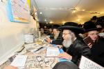 הרה"צ רבי אלימלך בידערמאן שליט"א און כ"ק אדמו"ר מנדבורנא שליט"א ביים ציון אור החיים הקדוש זי"ע 