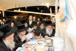 הרה"צ רבי אלימלך בידערמאן שליט"א און כ"ק אדמו"ר מנדבורנא שליט"א ביים ציון אור החיים הקדוש זי"ע 