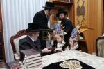 כ"ק אדמו"ר מסערט וויזניץ שליט"א נעמט אויף די חתני חומש פון די ת"ת 