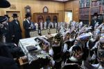 כ"ק אדמו"ר מסערט וויזניץ שליט"א נעמט אויף די חתני חומש פון די ת"ת 