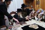 כ"ק אדמו"ר מסערט וויזניץ שליט"א נעמט אויף די חתני חומש פון די ת"ת 