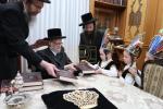 כ"ק אדמו"ר מסערט וויזניץ שליט"א נעמט אויף די חתני חומש פון די ת"ת