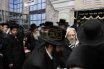 הרה"ק רבי יעקב מאיר שעכטער שליט"א דינט אלץ מוהל היינט ביי 5 ברית'ן, אין באטייליגונג פון הגר"ש אלתר שליט"א 