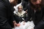 הרה"ק רבי יעקב מאיר שעכטער שליט"א דינט אלץ מוהל היינט ביי 5 ברית'ן, אין באטייליגונג פון הגר"ש אלתר שליט"א 
