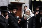 הרה"ק רבי יעקב מאיר שעכטער שליט"א דינט אלץ מוהל היינט ביי 5 ברית'ן, אין באטייליגונג פון הגר"ש אלתר שליט"א 