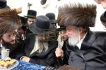 שמחת השבע ברכות פון נכדת הגה"צ רבי יצחק משה ארלנגר שליט"א, בהשתתפות האדמורי"ם מראחמיסטריווקא, סקולען, תולדות יהודה סטוטשין, תורת חכם.