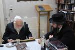  מסיבת לחיים בבית הגה"צ המקובל רבי אביש ציינווירט שליט"א לרגל ארויסגעבן די נייע ספר צוואת הריב"ש עם פירוש אבן ישראל, עם פטרון הספר הנגיד ר' יוסף לנדא ממקורבי המקובל שליט"א