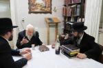  מסיבת לחיים בבית הגה"צ המקובל רבי אביש ציינווירט שליט"א לרגל ארויסגעבן די נייע ספר צוואת הריב"ש עם פירוש אבן ישראל, עם פטרון הספר הנגיד ר' יוסף לנדא ממקורבי המקובל שליט"א