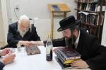  מסיבת לחיים בבית הגה"צ המקובל רבי אביש ציינווירט שליט"א לרגל ארויסגעבן די נייע ספר צוואת הריב"ש עם פירוש אבן ישראל, עם פטרון הספר הנגיד ר' יוסף לנדא ממקורבי המקובל שליט"א