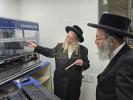 הרה"צ רבי אלימלך בידערמאן שליט"א ביי קביעת מזוזה אין די נייע אפיס פון דור ישרים