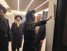הרה"צ רבי אלימלך בידערמאן שליט"א ביי קביעת מזוזה אין די נייע אפיס פון דור ישרים