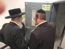 הרה"צ רבי אלימלך בידערמאן שליט"א ביי קביעת מזוזה אין די נייע אפיס פון דור ישרים
