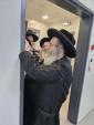 הרה"צ רבי אלימלך בידערמאן שליט"א ביי קביעת מזוזה אין די נייע אפיס פון דור ישרים