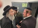 הרה"צ רבי אלימלך בידערמאן שליט"א ביי קביעת מזוזה אין די נייע אפיס פון דור ישרים
