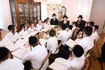 קינדער פון צאנזער ת"ת  פארהערן זיך ביי הגה"צ אבד"ק באבוב-45 שליט"א 