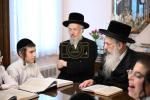 קינדער פון צאנזער ת"ת  פארהערן זיך ביי הגה"צ אבד"ק באבוב-45 שליט"א 