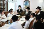 קינדער פון צאנזער ת"ת  פארהערן זיך ביי הגה"צ אבד"ק באבוב-45 שליט"א 