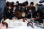  הכנסת ספר תורה צו ביהמ"ד צאנז קלויזענבורג אין מאנסי אריינגעגעבן דורך אב"ד לינז וויליאמסבורג בראשות כ"ק אדמו"ר מצאנז קלויזענבורג שליט"א