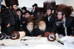  הכנסת ספר תורה צו ביהמ"ד צאנז קלויזענבורג אין מאנסי אריינגעגעבן דורך אב"ד לינז וויליאמסבורג בראשות כ"ק אדמו"ר מצאנז קלויזענבורג שליט"א