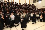 הכנסת ספר תורה צו ביהמ"ד צאנז קלויזענבורג אין מאנסי אריינגעגעבן דורך אב"ד לינז וויליאמסבורג בראשות כ"ק אדמו"ר מצאנז קלויזענבורג שליט"א