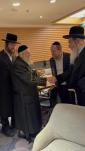 כ"ק אדמו"רים מאלכסנדר ופינסק קארלין שליט"א אין לופט פעלד אויפן וועג קיין שווייץ 