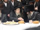 הרה"ק רבי יעקב מאיר שעכטער שליט"א איז זיך משתתף ביי שמחת הברית לנכד המשפיע הרה"צ רבי צבי מאיר זילבערבערג שליט"א און נכד הגאון רבי שמואל אליעזר שטערן שליט"א רב מערב בני ברק
