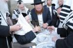 כ"ק גאב"ד ירושלים שליט"א ביי קרי"ש ליינען און ברית פון א אור אייניקל