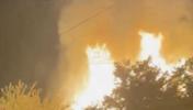 Main image for א פייער ברעכט אויס אין פארראקאוועי, פארוואונדעט דריי פייערלעשער'ס אין קווינס.