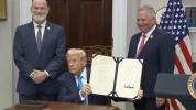 פרעזידענט טראמפ שרייבט אונטער די VA היים לאון פראגראם רעפארם אקט אין געזעץ.